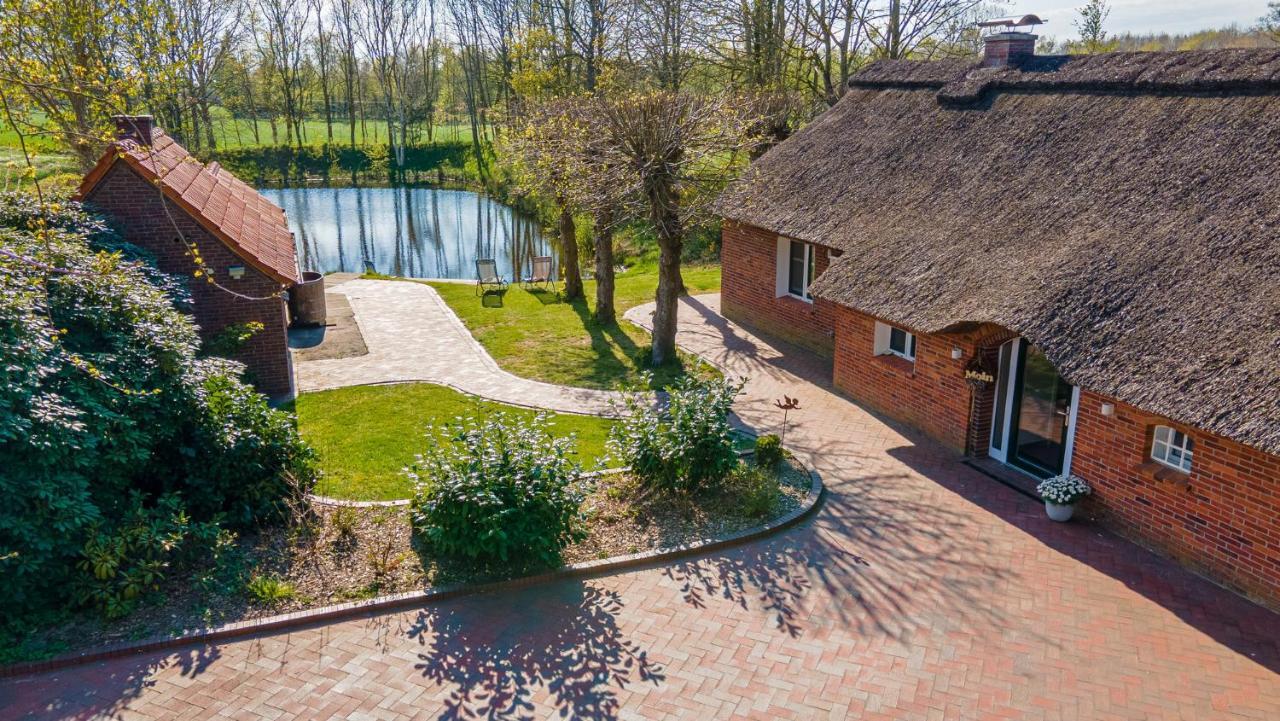 فيلا Reetdach Ostfriesenhaus Südbrookmerland المظهر الخارجي الصورة